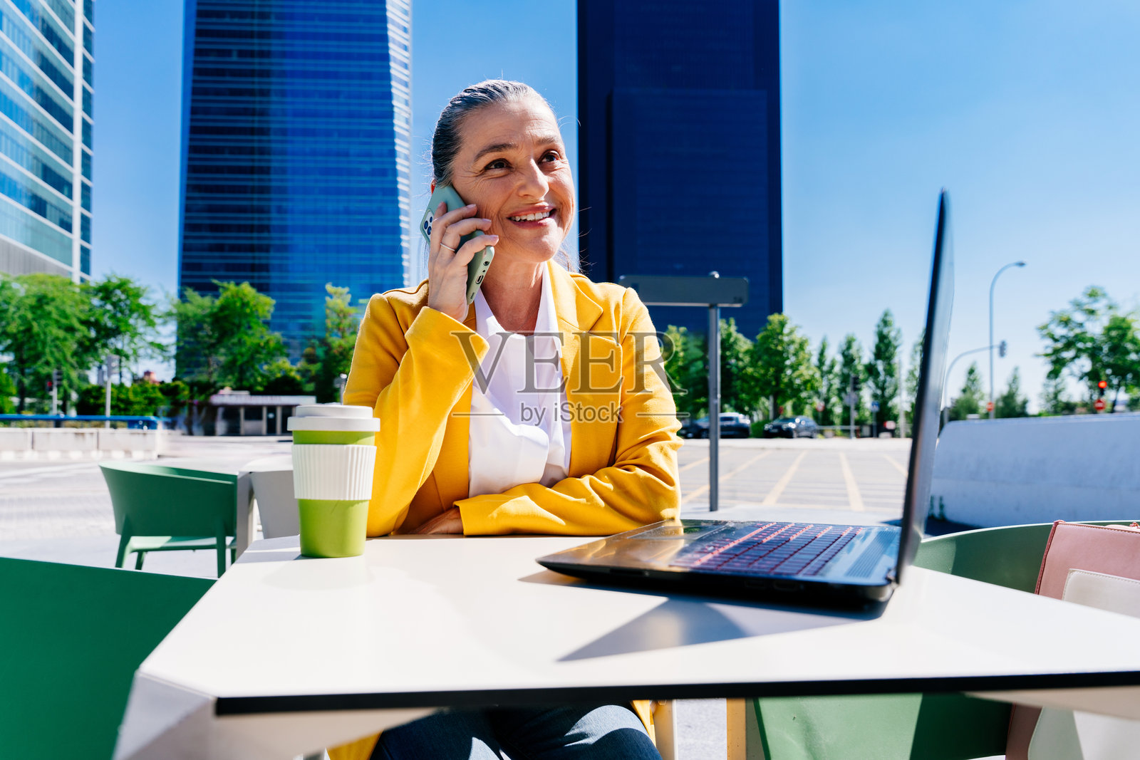在城市里穿着商务休闲装的年长女商人照片摄影图片