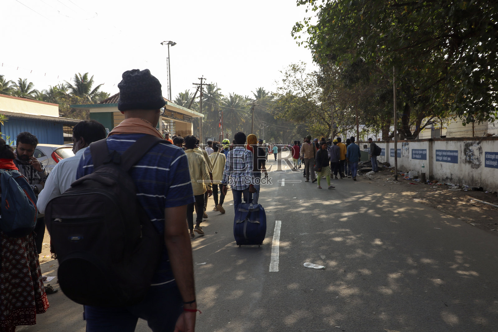 行走在道路上的旅行者照片摄影图片