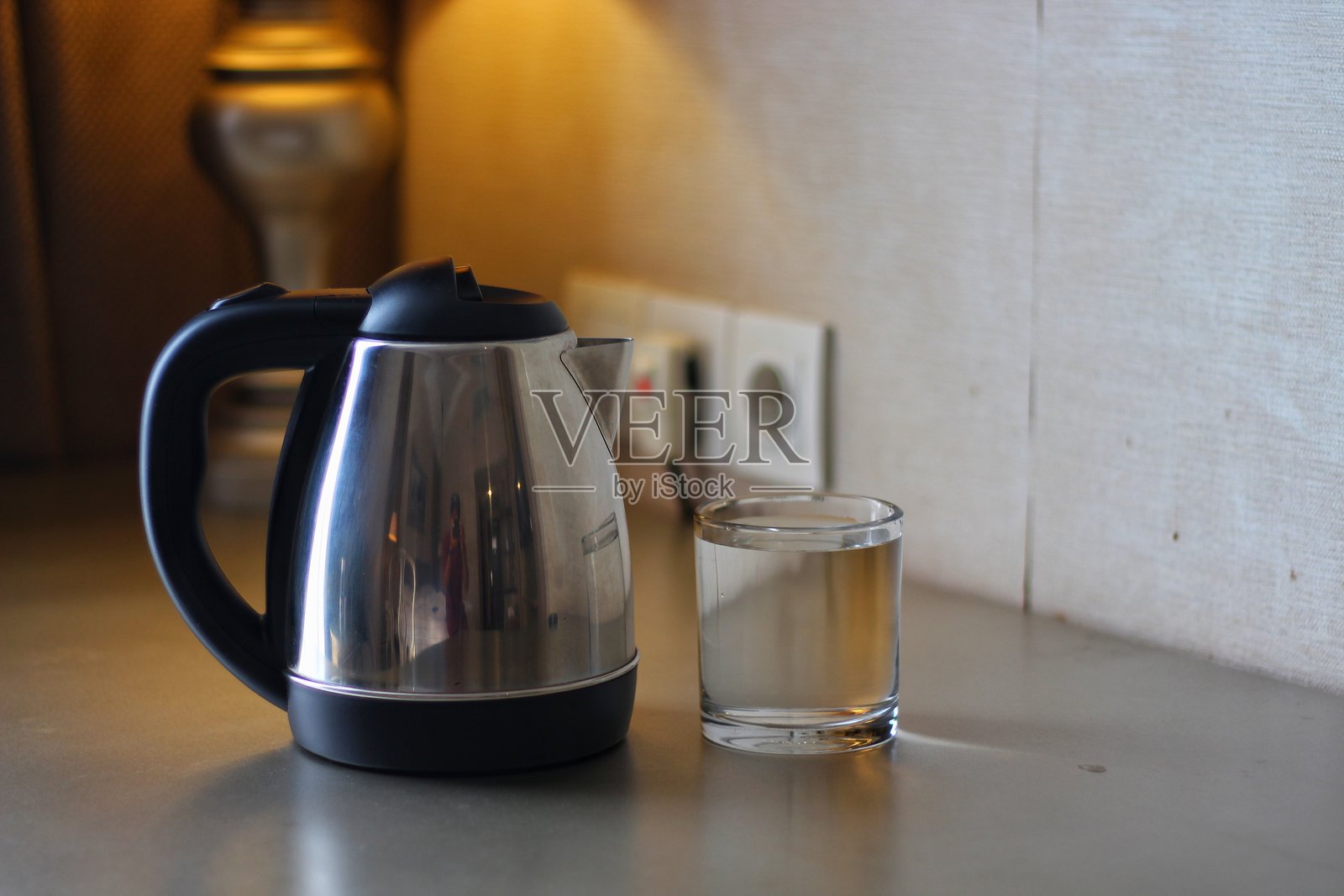 电热水壶和玻璃杯照片摄影图片