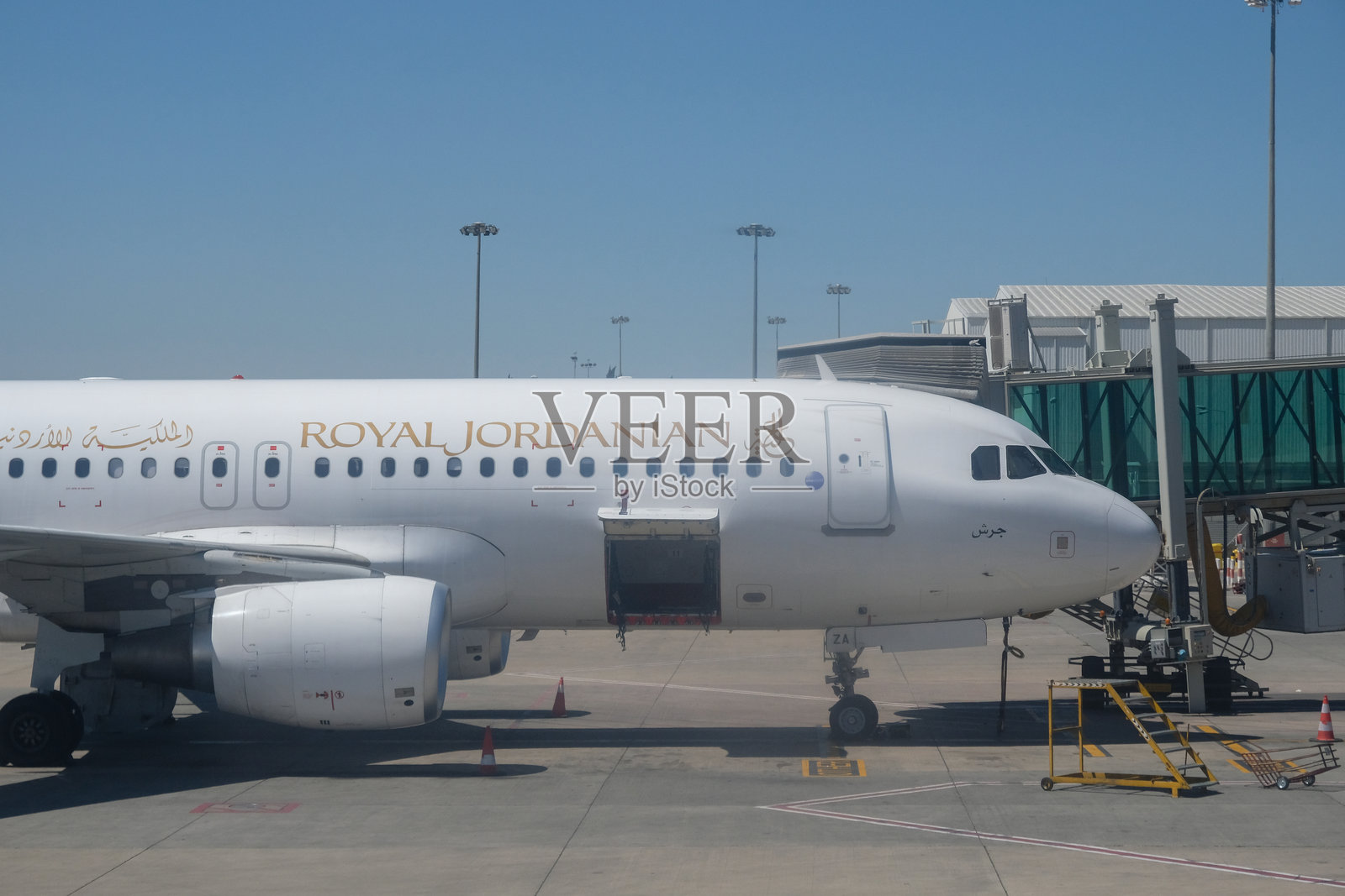 约旦皇家航空飞机在安曼阿勒娅王后机场照片摄影图片