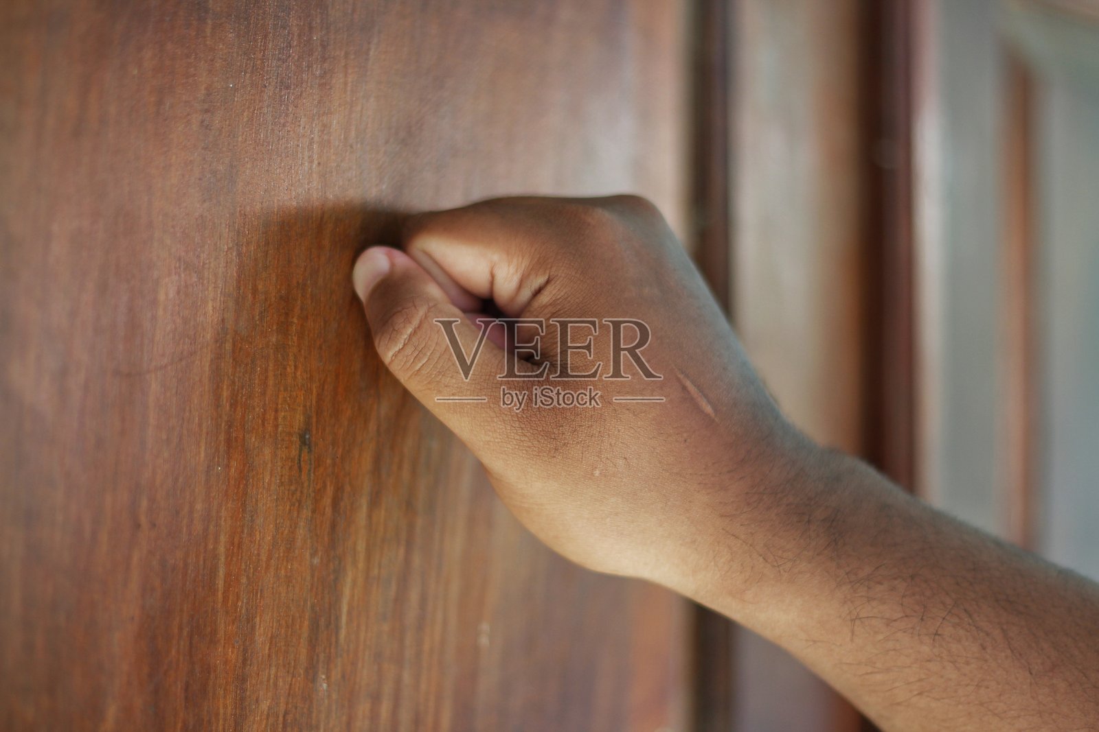 男人正在敲木门照片摄影图片