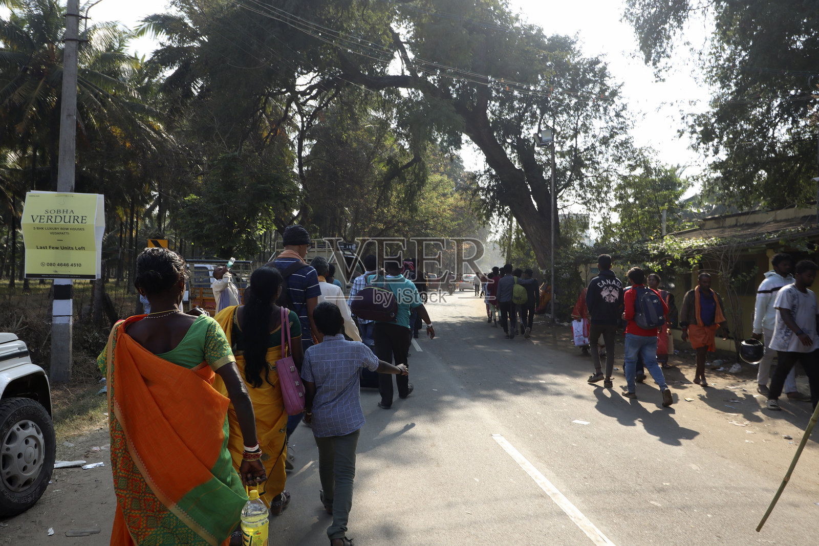 行走在道路上的旅行者照片摄影图片