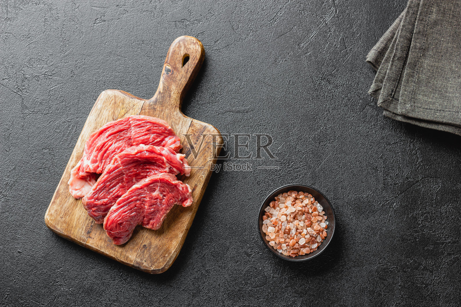 木制砧板上的生牛肉照片摄影图片