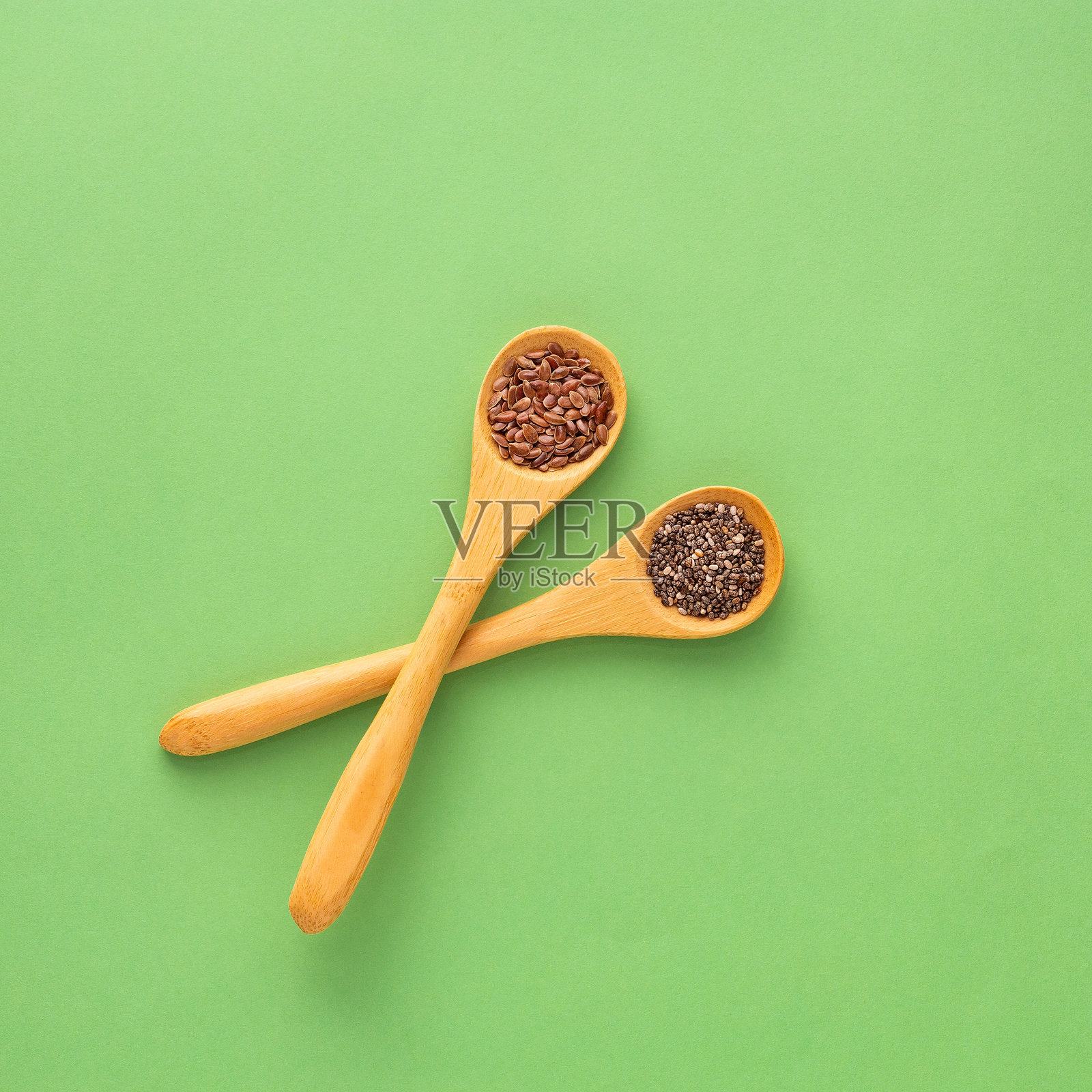 亚麻籽和奇亚籽在两个勺子里 - 西班牙鼠尾草和亚麻。照片摄影图片