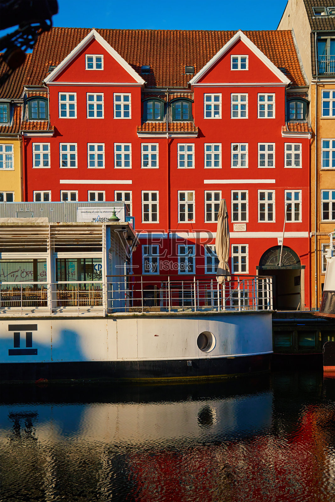 哥本哈根新港的红色建筑和船只倒影照片摄影图片