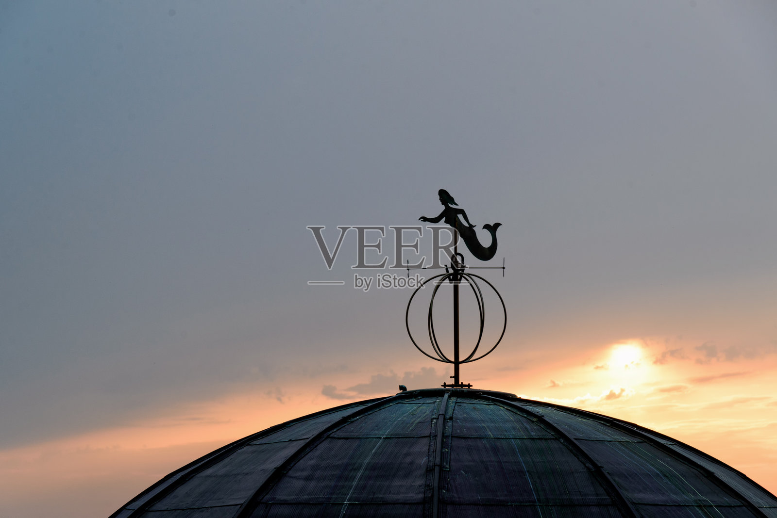 博尔库姆岛音乐亭上的美人鱼照片摄影图片