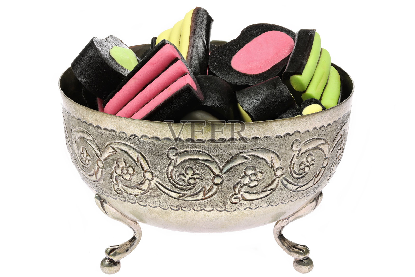 芬兰混合甘草糖果放在银色碗中，背景为白色照片摄影图片