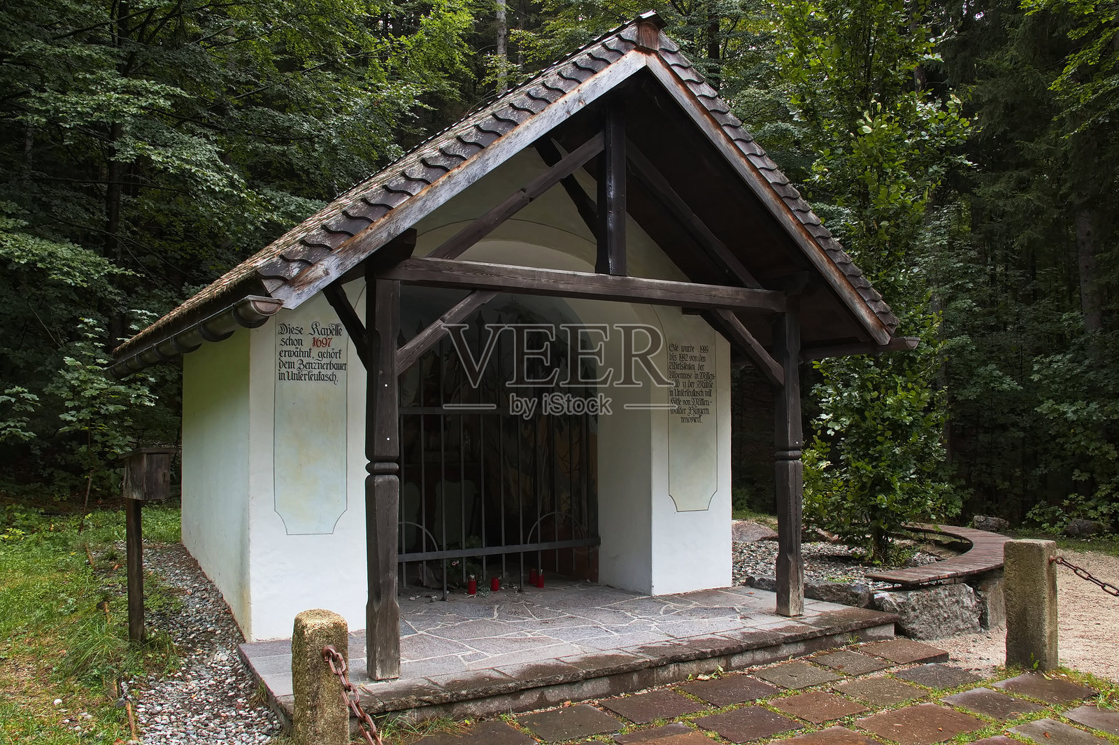 奥地利蒂罗尔州米滕瓦尔德的莱乌塔舍尔鬼谷徒步小径上的霍尔教堂照片摄影图片