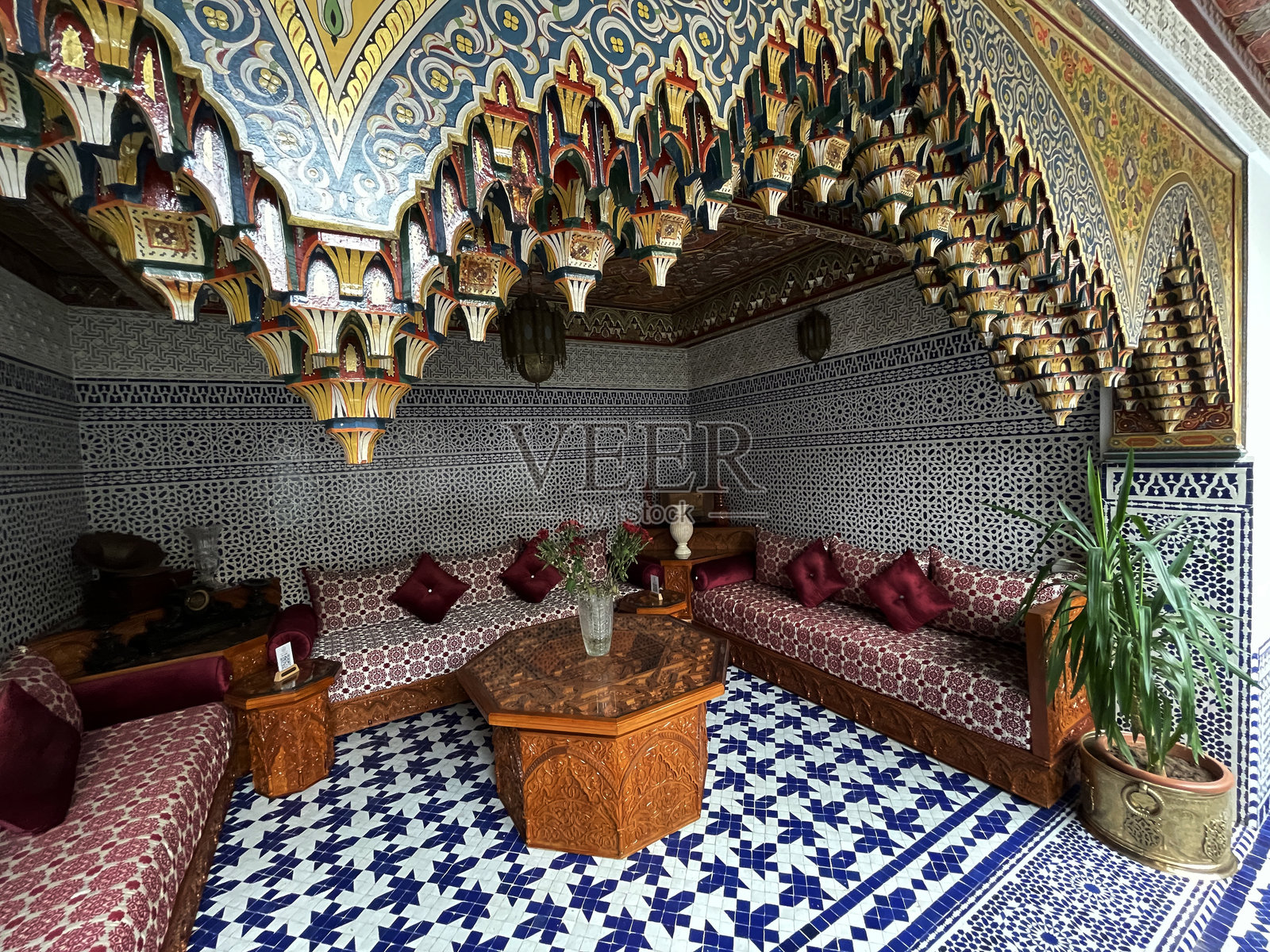 非斯里亚德庭院内部雕刻房间入口照片摄影图片