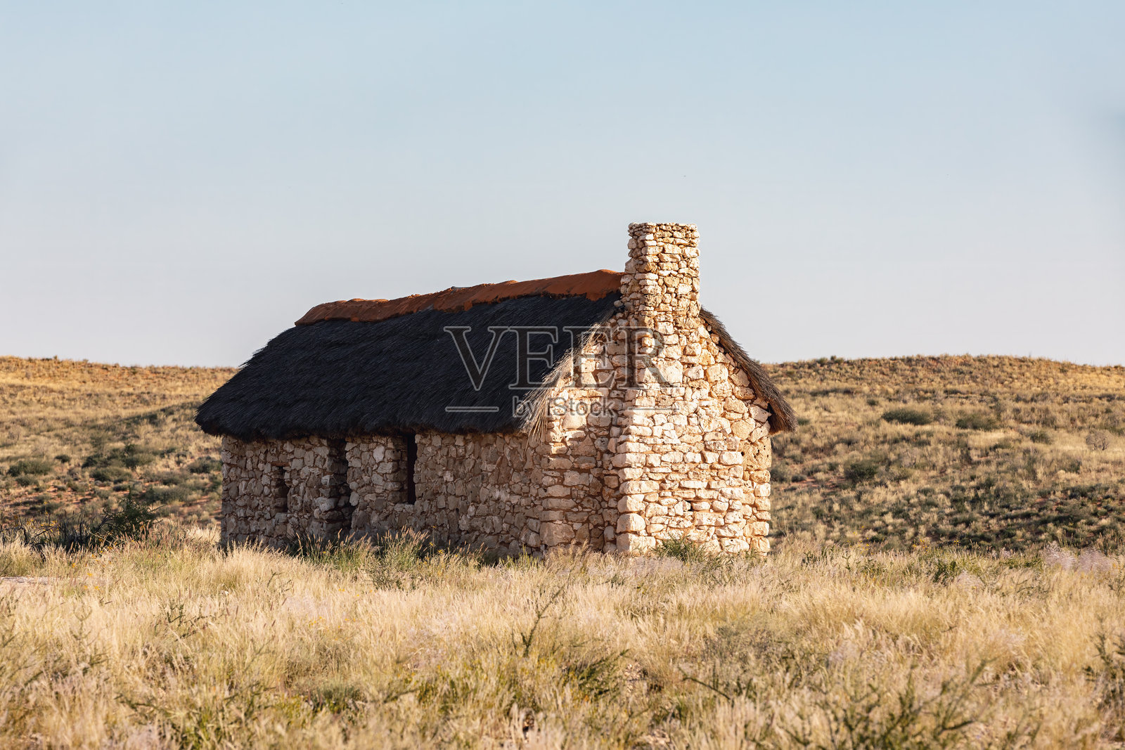 南非卡拉哈里沙漠中的石头房子照片摄影图片