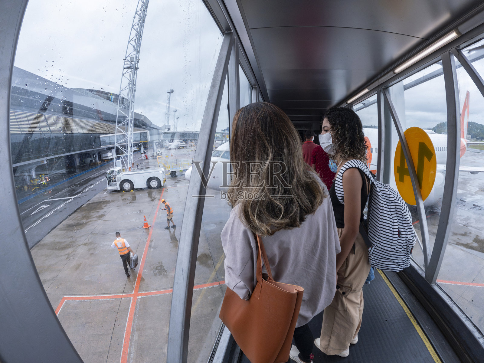 在机场窗口的女人照片摄影图片