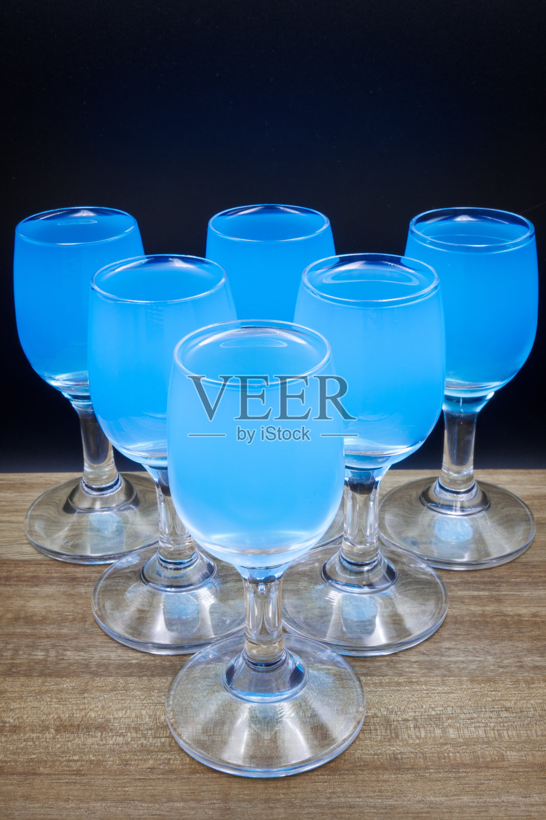 酒吧、俱乐部中的高浓度酒精饮料。照片摄影图片