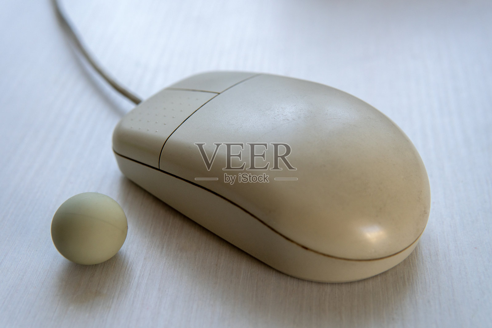 旧款拆解的电脑鼠标，带有一个滚珠照片摄影图片