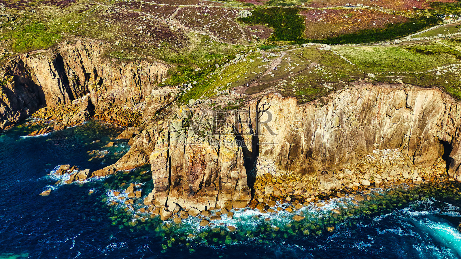 康沃尔郡海角的崎岖悬崖和碧蓝海水的鸟瞰图照片摄影图片