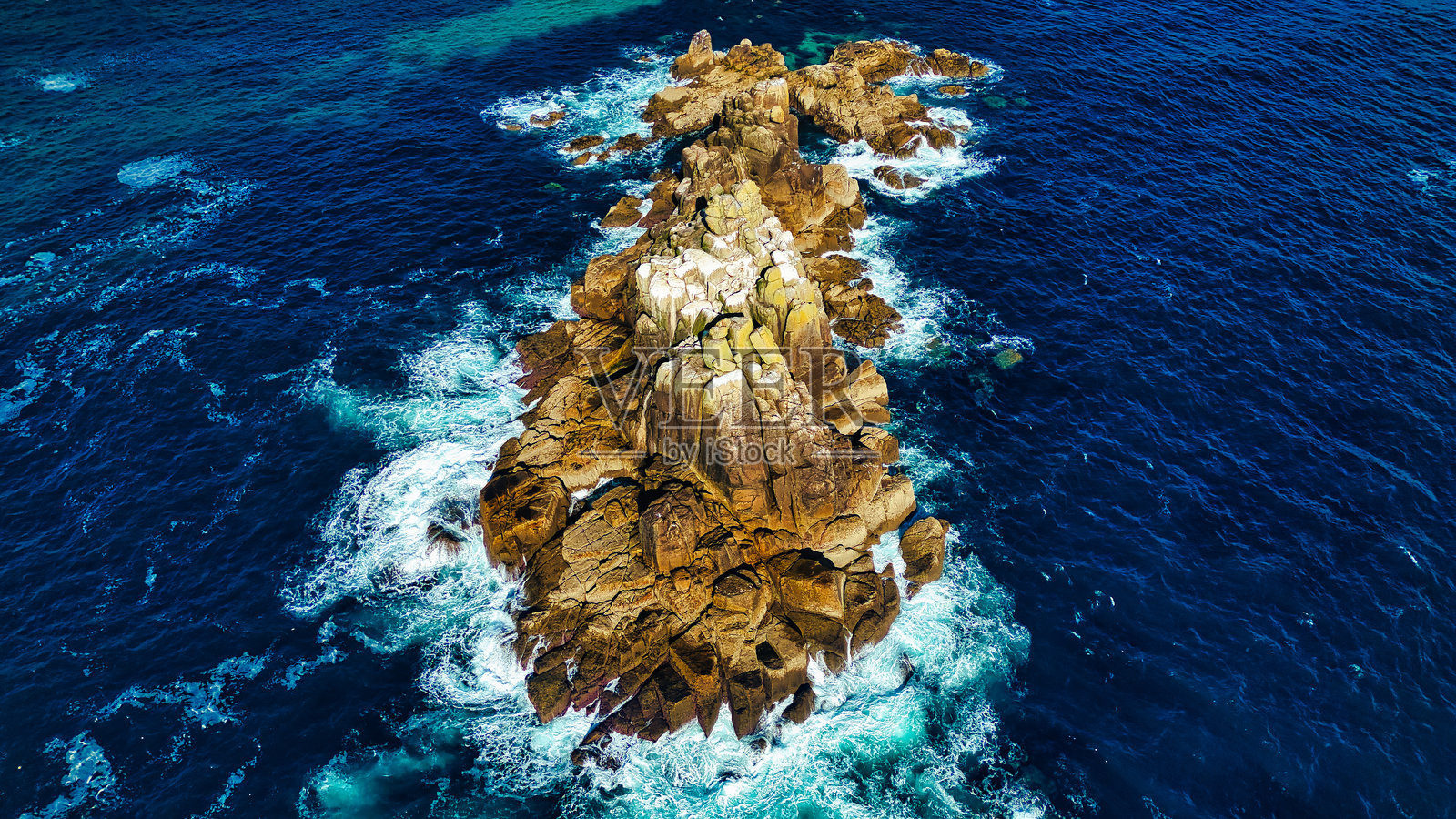 康沃尔郡英国海岸尽头蓝色海洋中的岩石岛屿鸟瞰图照片摄影图片