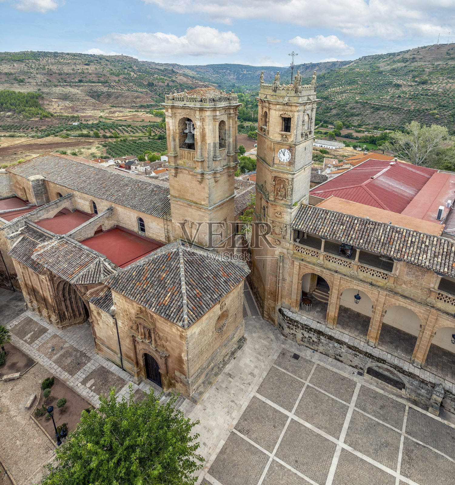 西班牙阿尔卡拉斯的文艺复兴广场，称为市政广场照片摄影图片