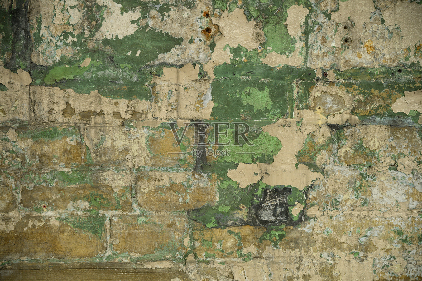 传统英式砖建筑室内墙壁上的剥落油漆图案和纹理照片摄影图片