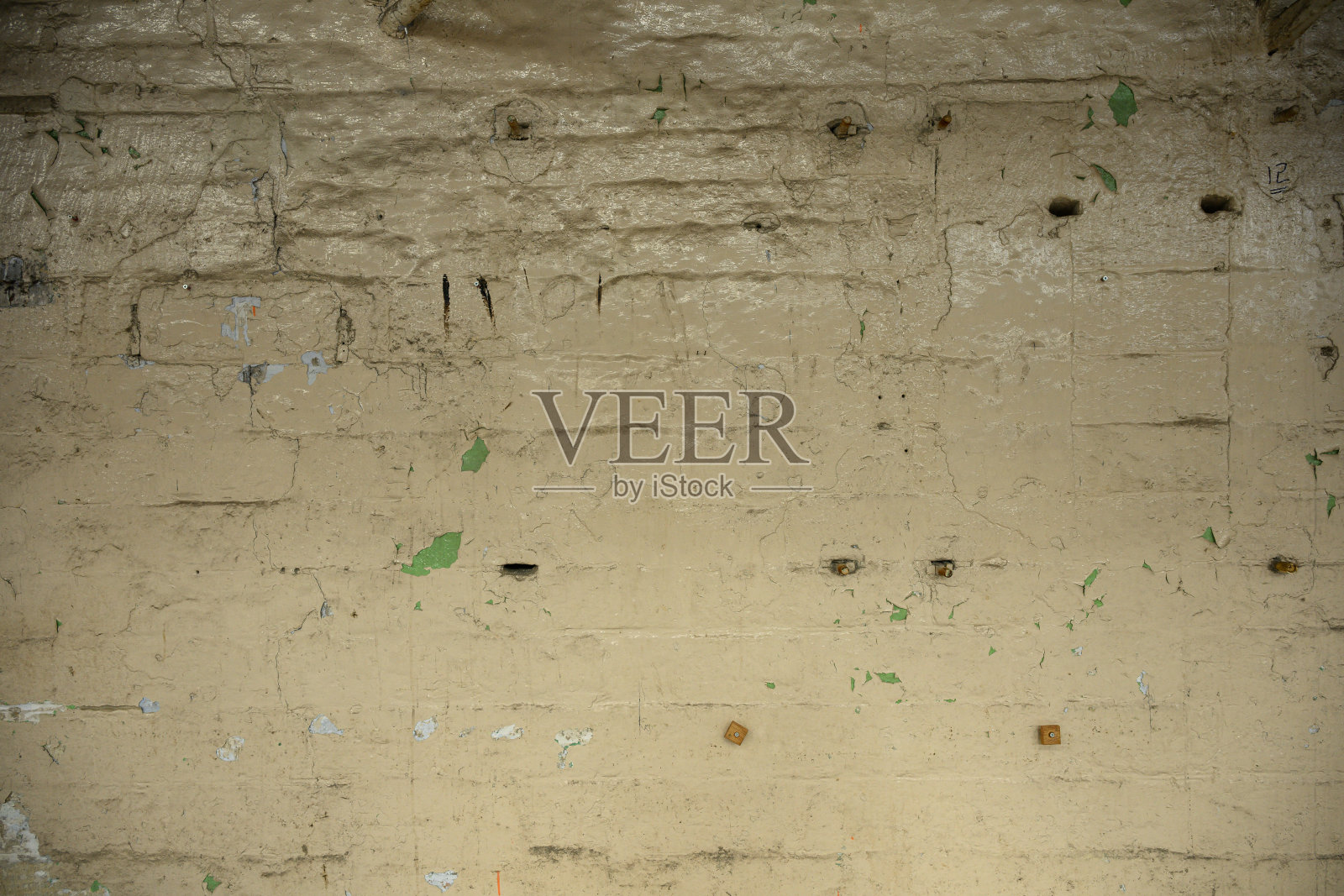 传统英式砖建筑室内墙壁上的剥落油漆图案和纹理照片摄影图片