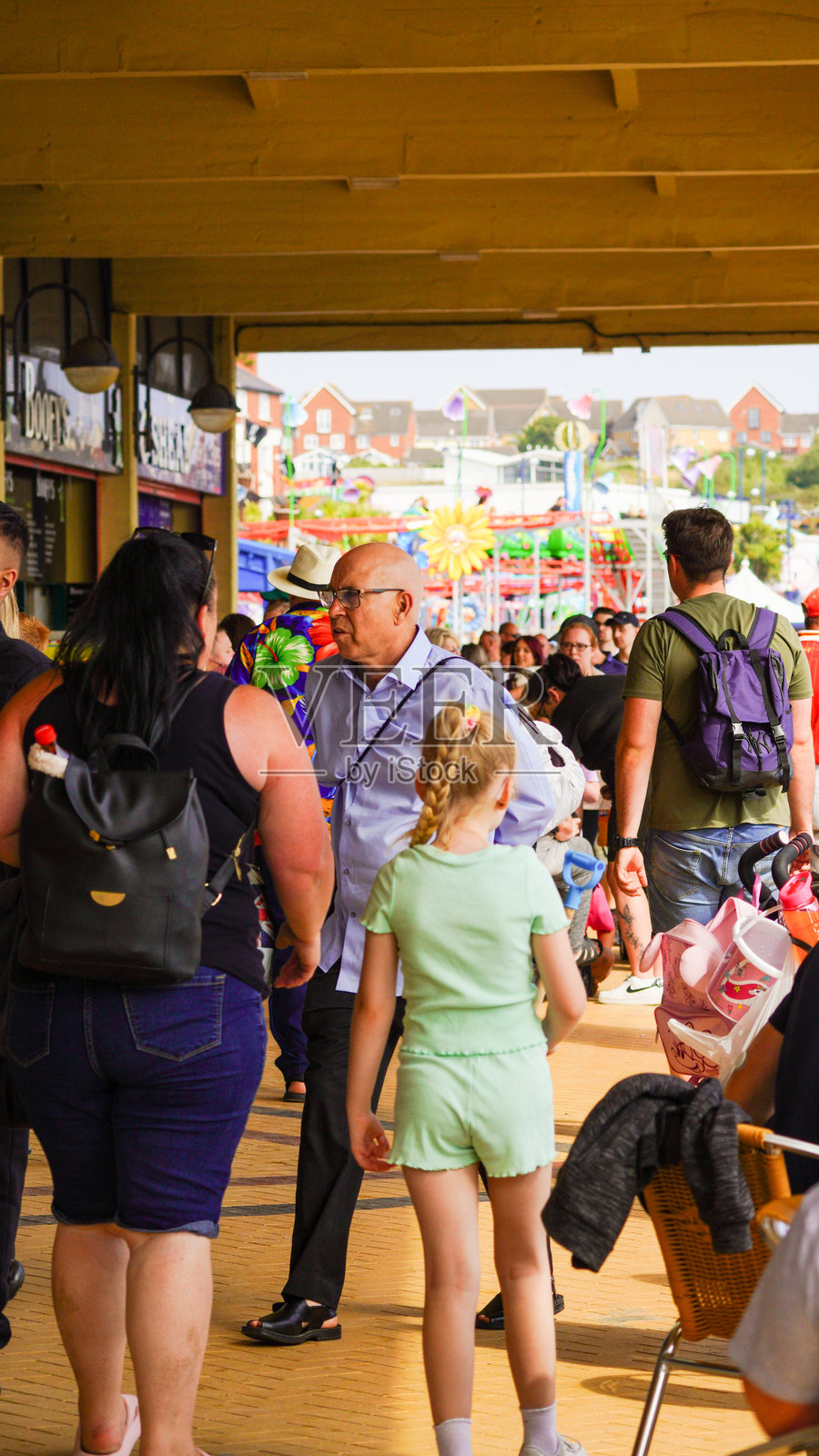 银行假期周末，阳光明媚，人们涌向巴里岛。照片摄影图片
