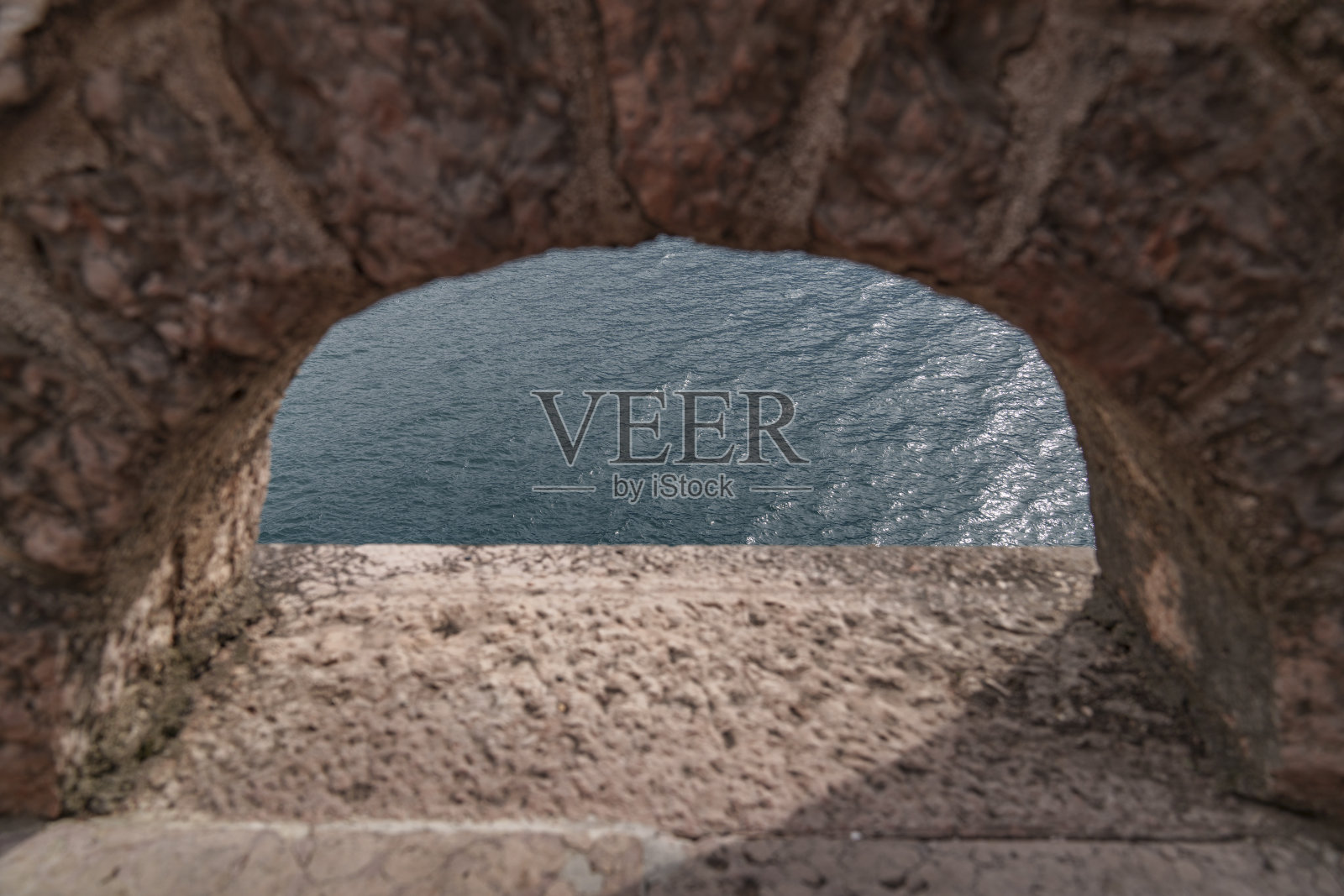 通过桥的石拱看到湖面照片摄影图片