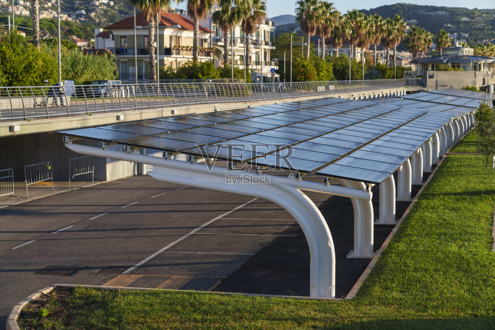 覆盖太阳能电池板的停车场照片摄影图片