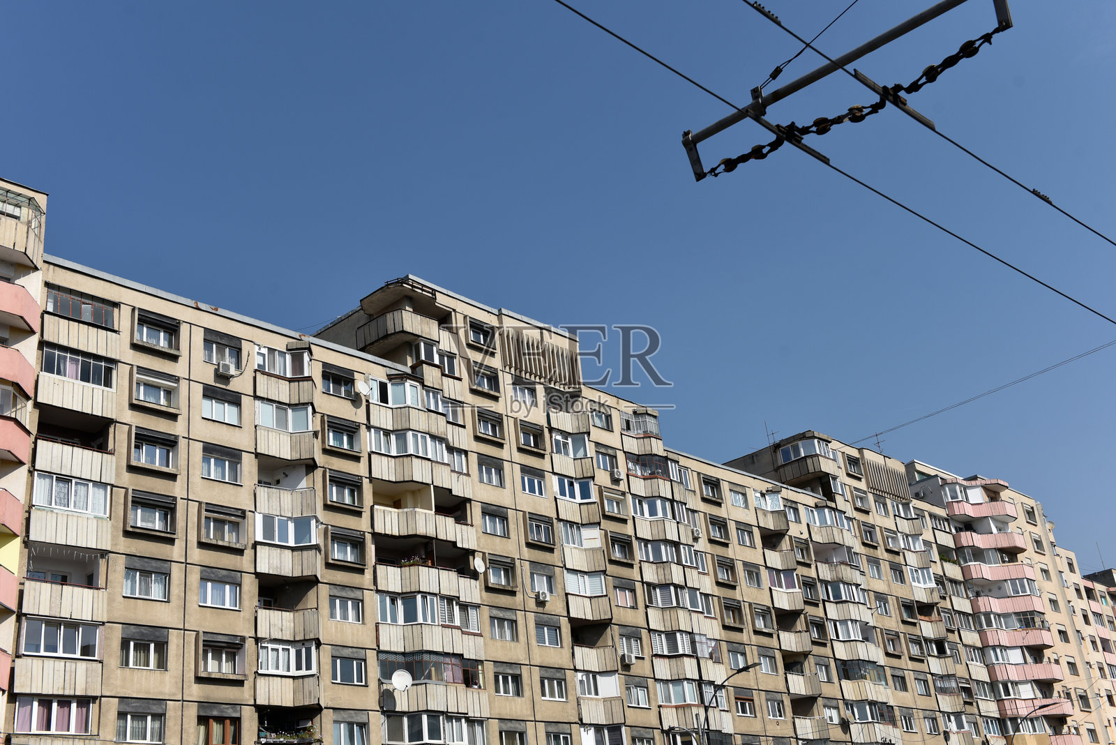 典型的混凝土板建筑外立面。后苏联时期的砖块公寓。照片摄影图片