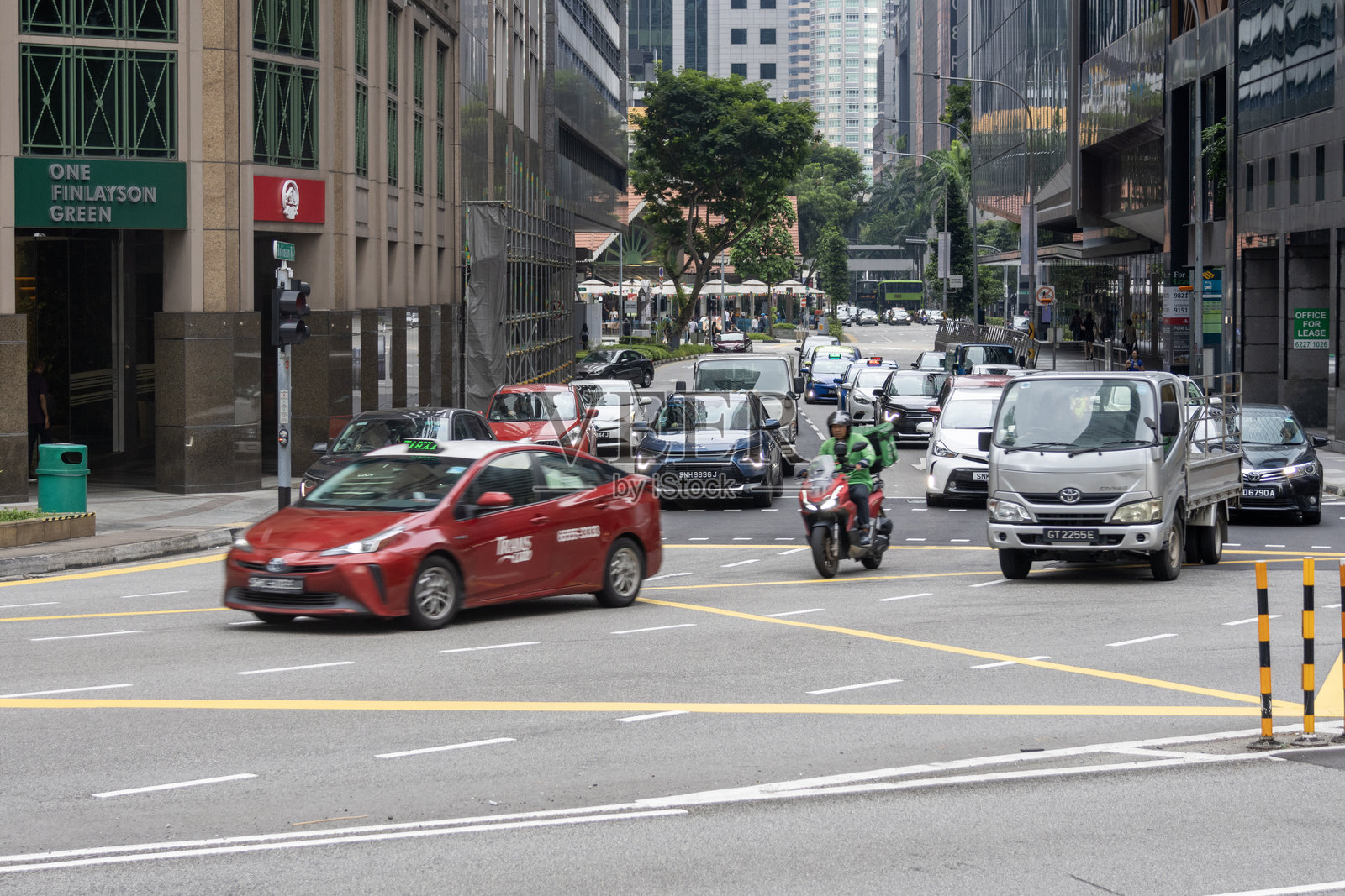 新加坡中央区街道上的汽车交通和城市景观照片摄影图片