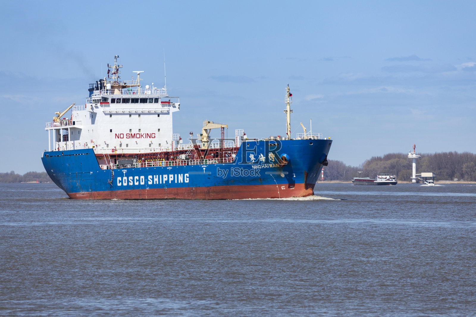 在易北河上的沥青油轮宁海湾照片摄影图片