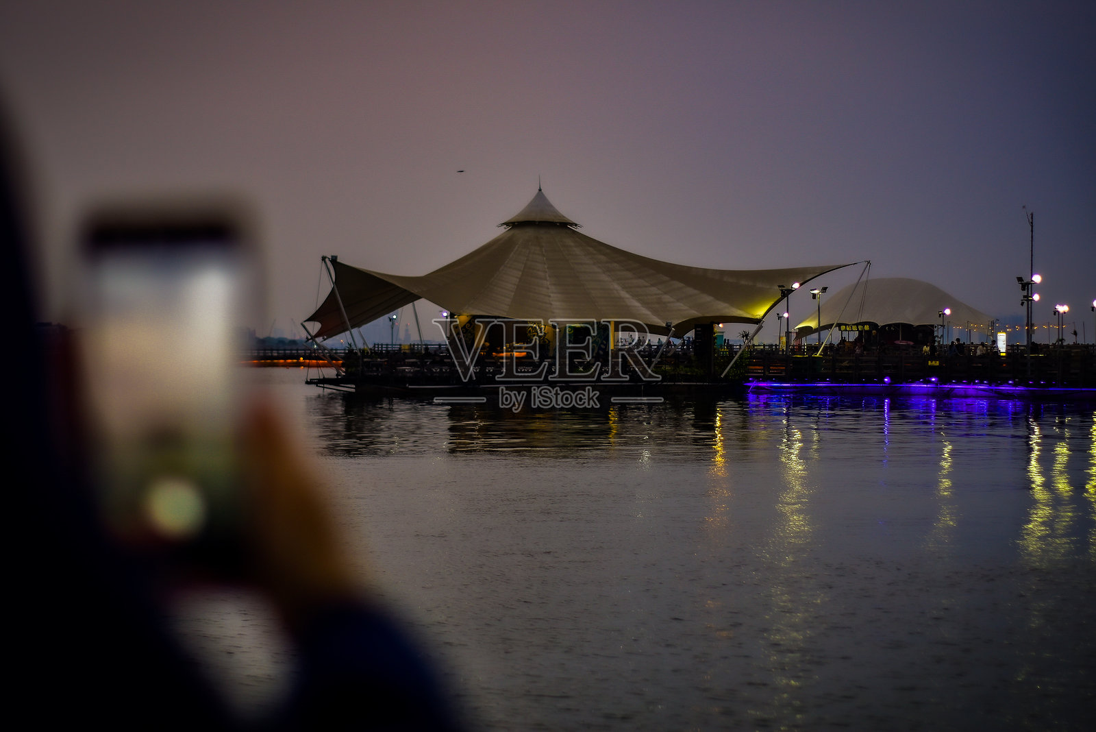 雅加达安科尔海滩上的漂浮咖啡馆,下午时分照片摄影图片