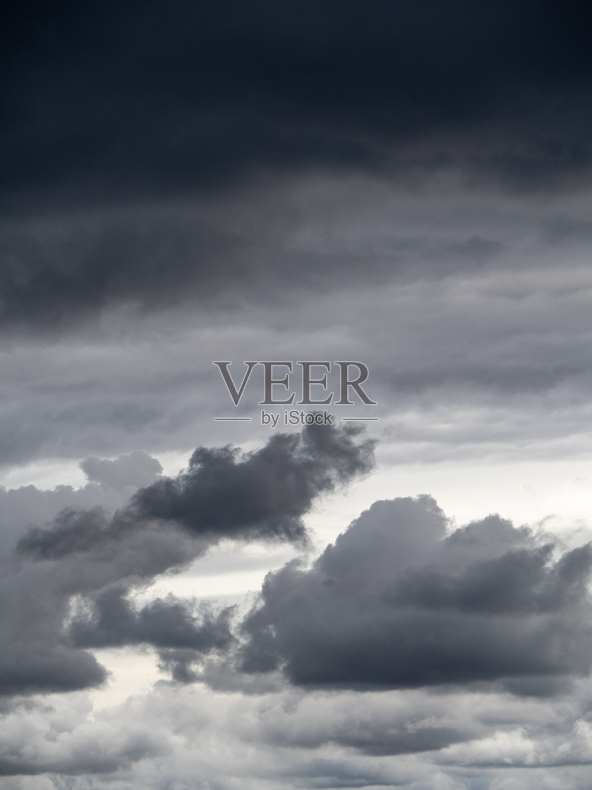 低灰色的雨云在天空中逐渐加厚。雨前的天空照片摄影图片