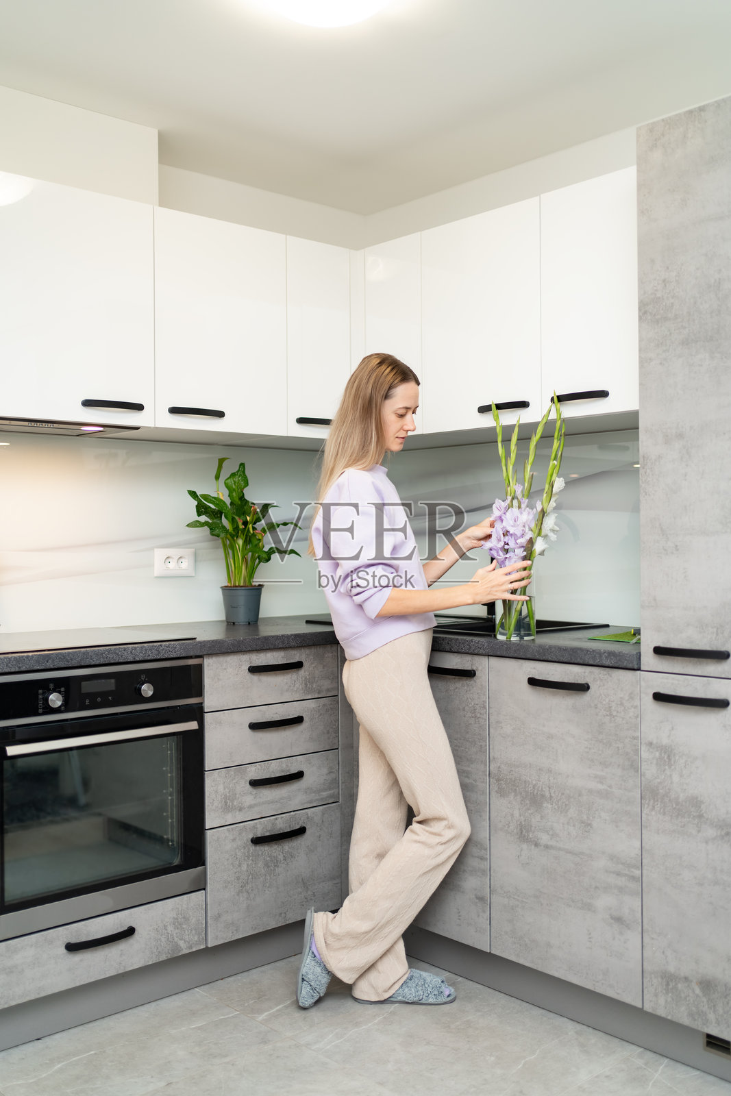 年轻女性与花朵照片摄影图片