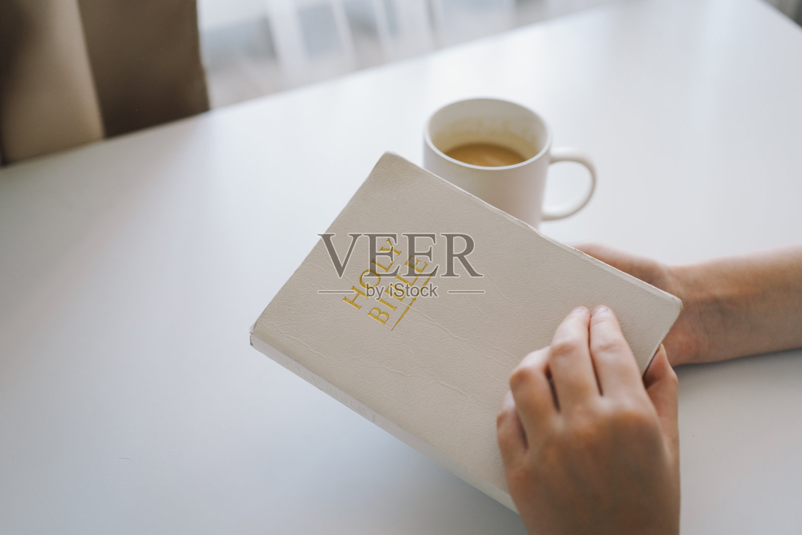 阅读圣经照片摄影图片