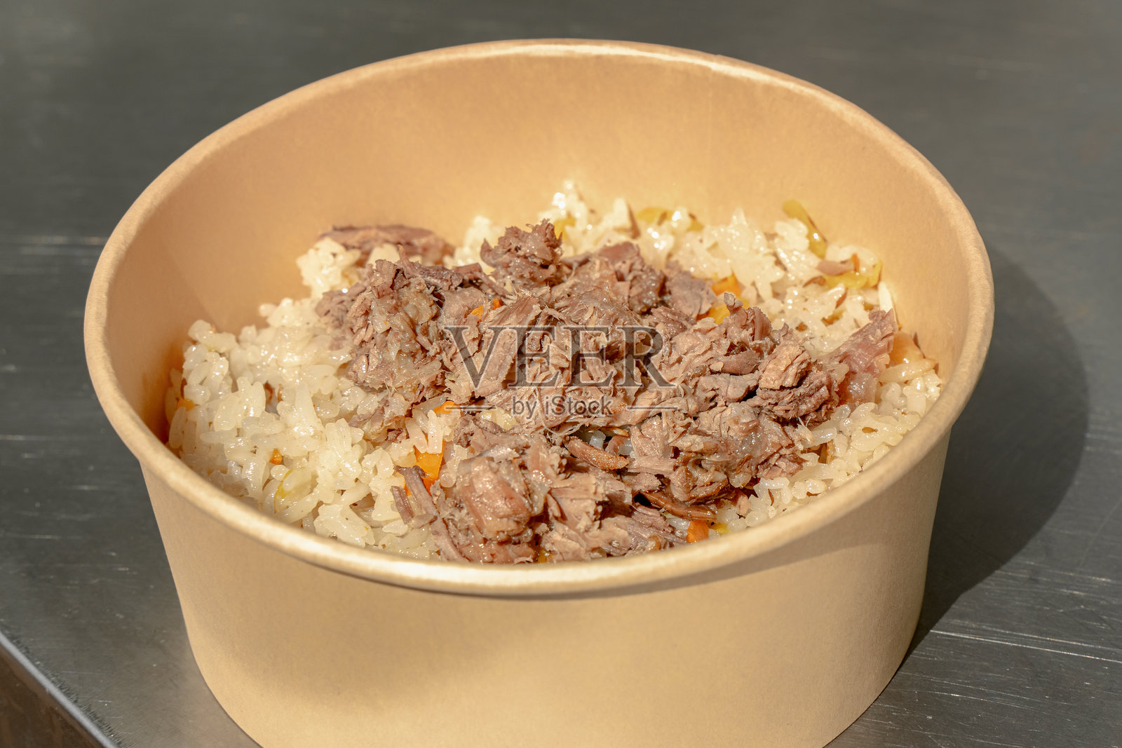 纸盘装手抓饭特写照片摄影图片