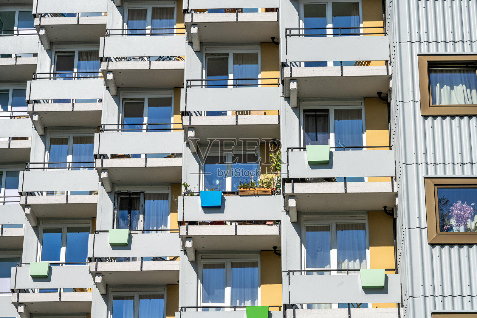 灰色高层公寓楼的外观照片摄影图片