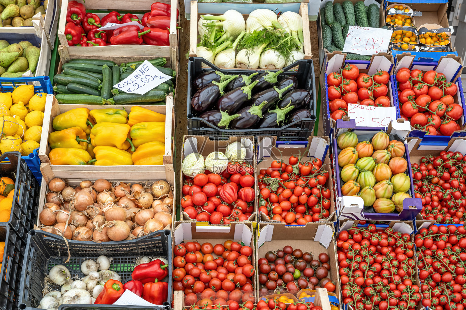 多种颜色的番茄和其他蔬菜照片摄影图片