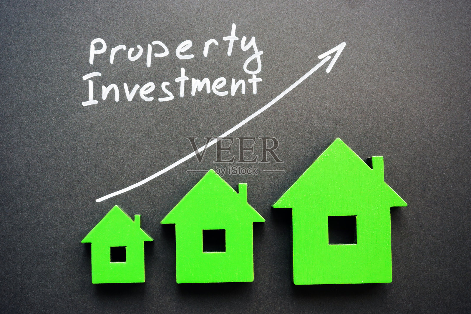 房屋构成的上升图表，文字：房产投资。房地产增长抽象概念照片摄影图片