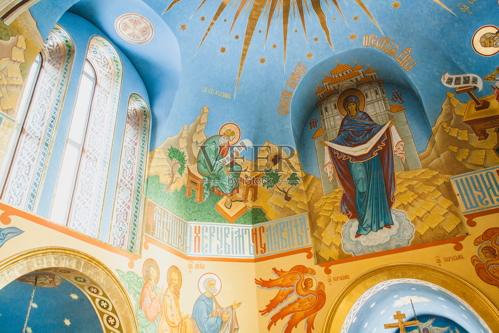 阳光明媚的冬日下的圣母代祷教堂内部照片摄影图片