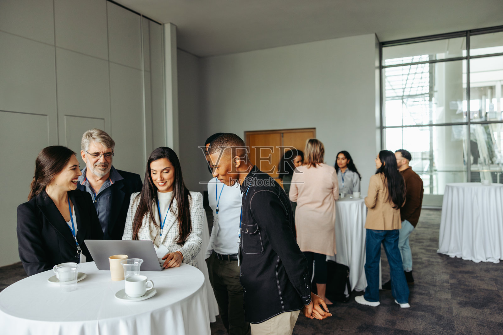 商务人士在会议茶歇期间进行热烈讨论照片摄影图片