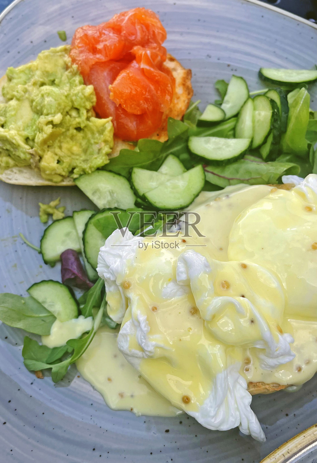 健康早餐，炒鸡蛋、三文鱼和绿色蔬菜照片摄影图片