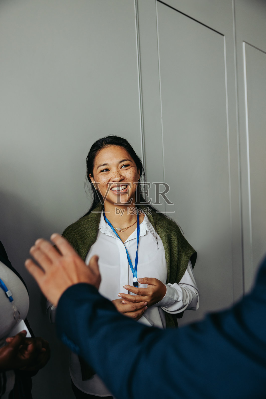 快乐的职场女性在办公室进行对话，展现积极的企业合作照片摄影图片