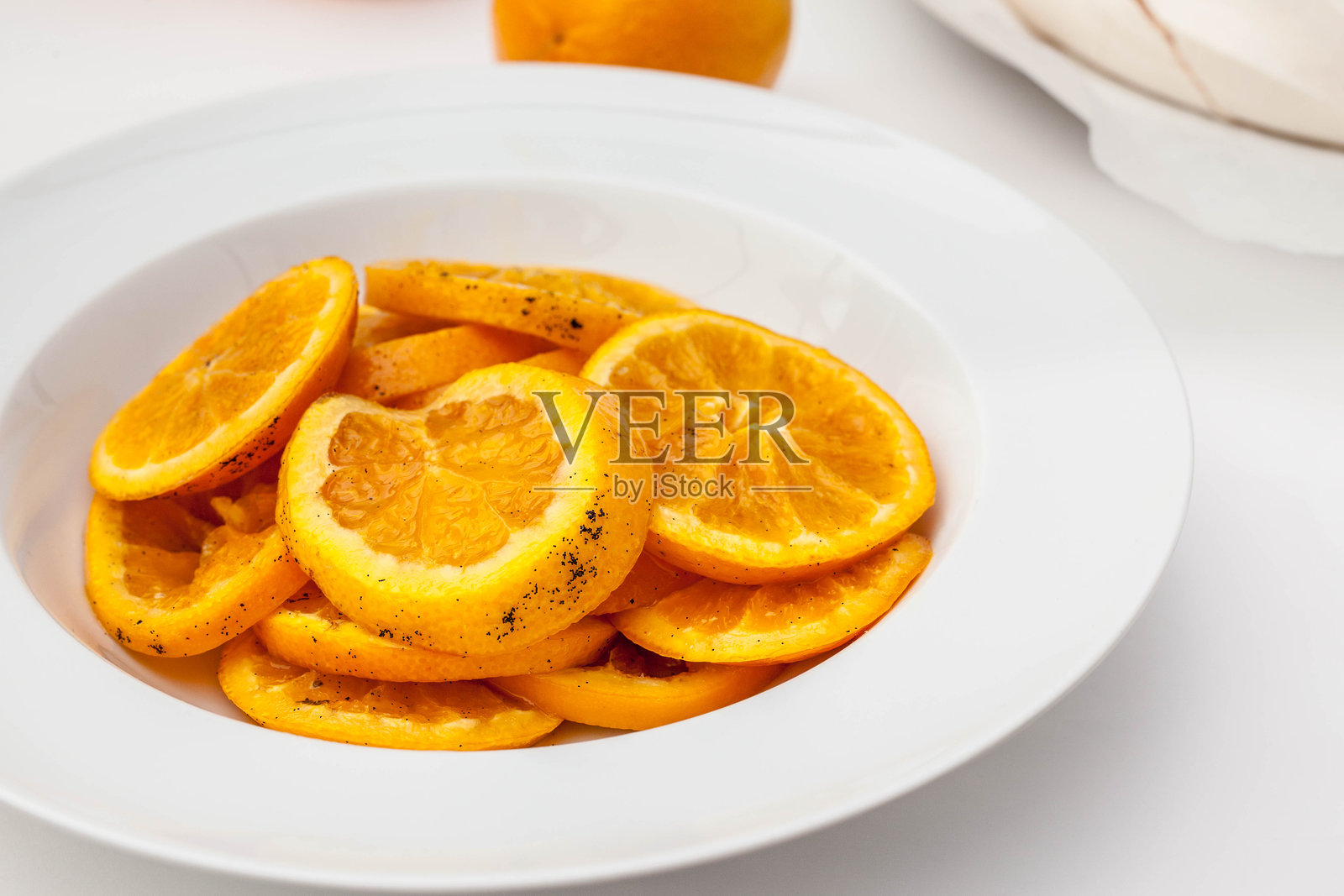 盘子里的橙子切片特写照片摄影图片