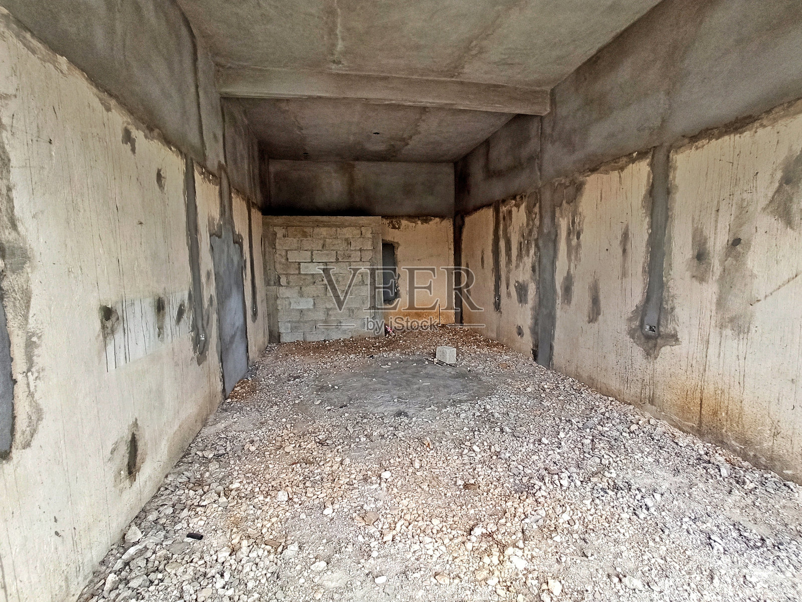 未完成空间的粗糙内饰，带有原始砖块和混凝土饰面照片摄影图片