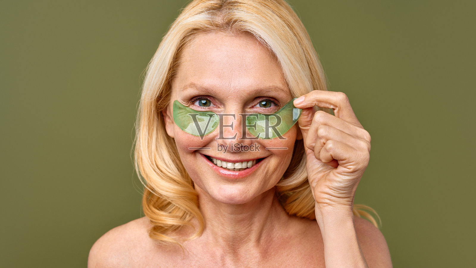 美容护理：女性认真敷绿色面膜照片摄影图片