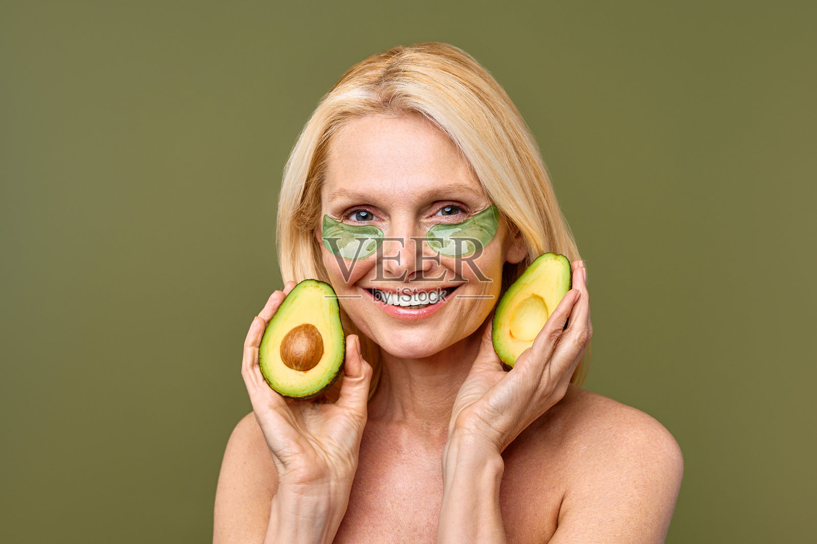 美容护理：女性认真敷绿色面膜照片摄影图片