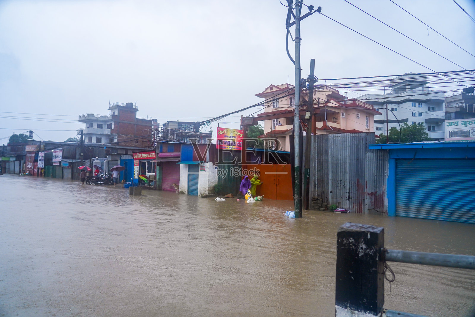 尼泊尔加德满都的巴格马蒂河洪水照片摄影图片