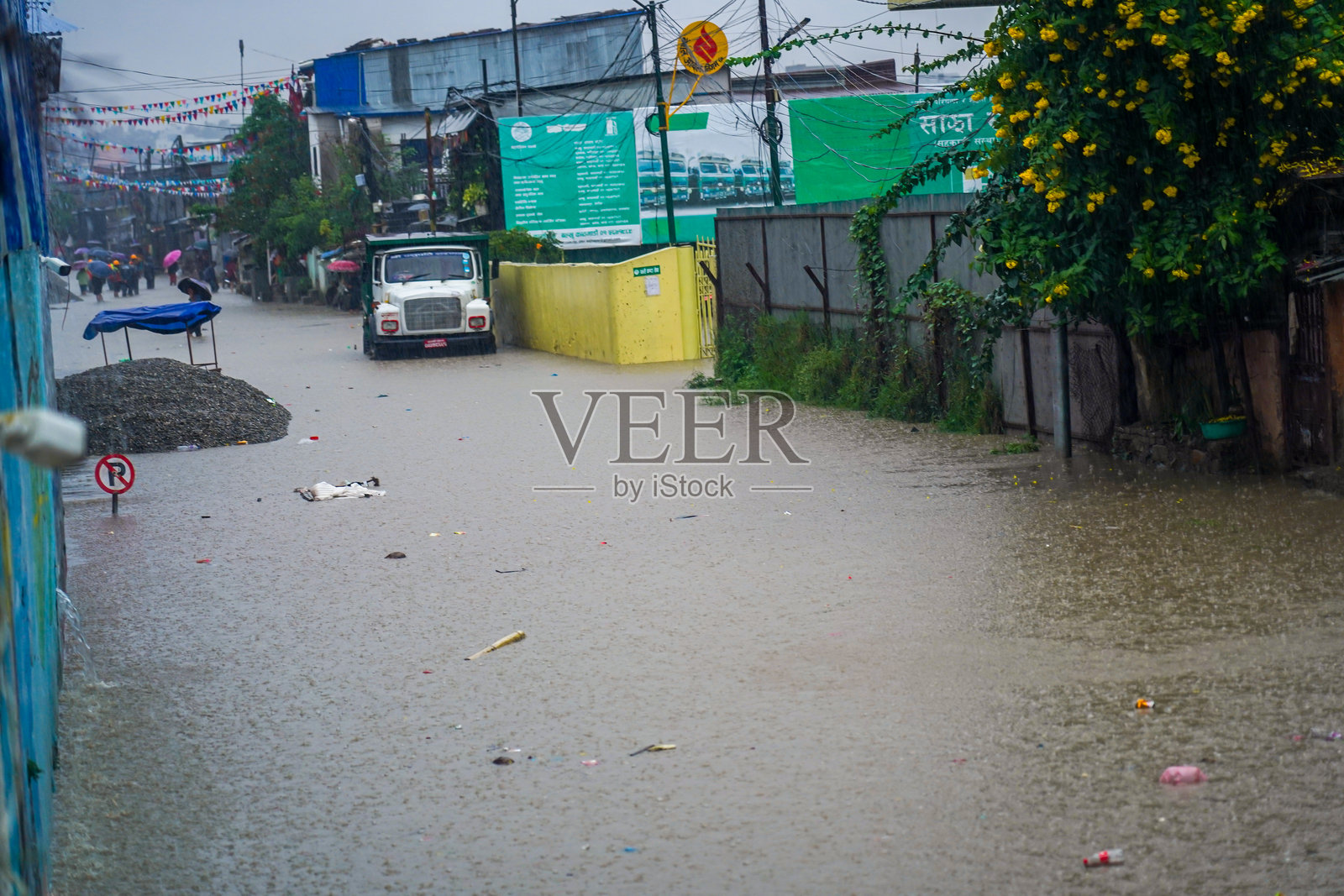 尼泊尔加德满都的巴格马蒂河洪水照片摄影图片
