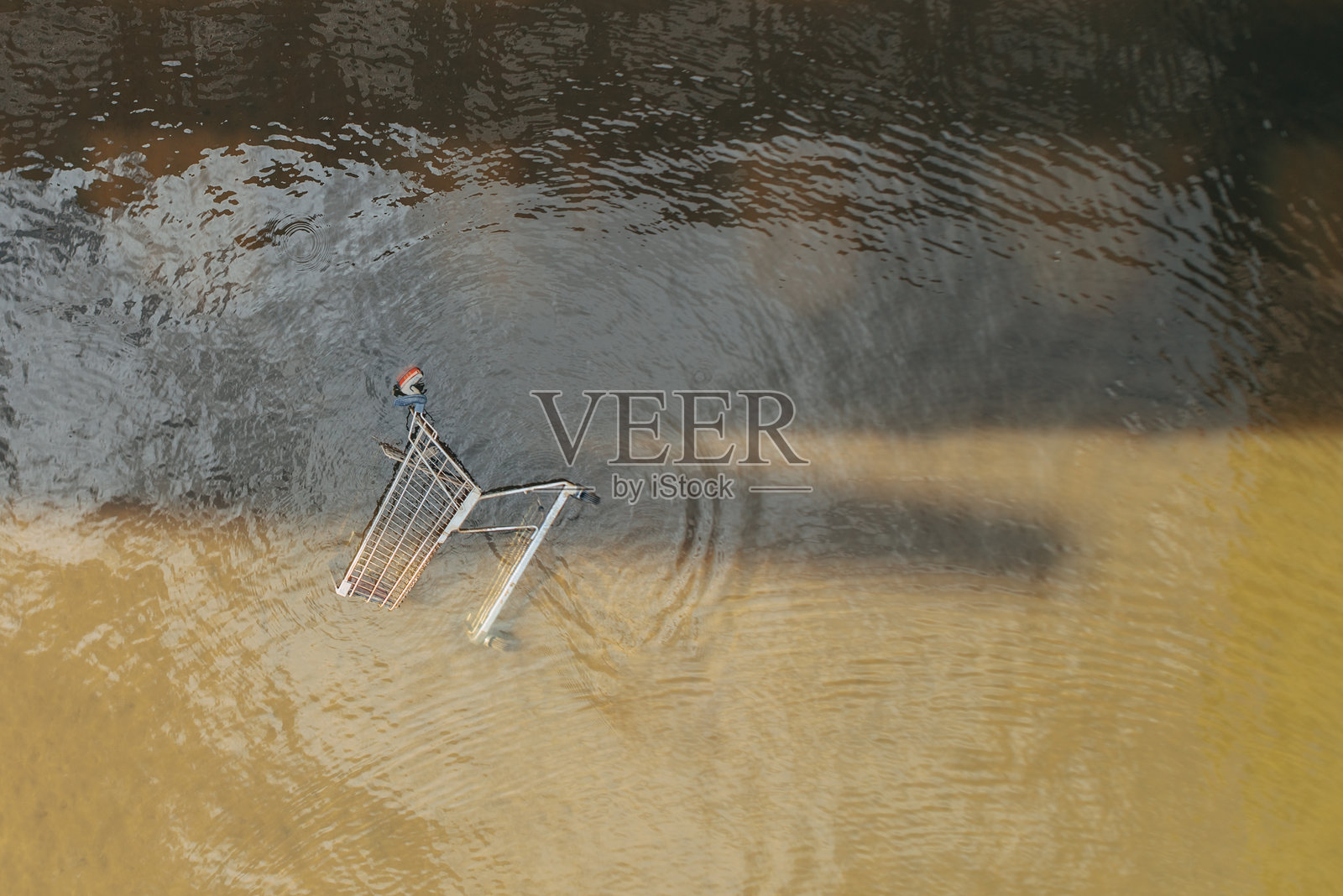 护城河中购物车的特写照片摄影图片