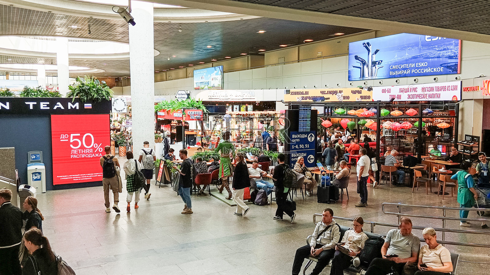 中央候车室的乘客。照片摄影图片