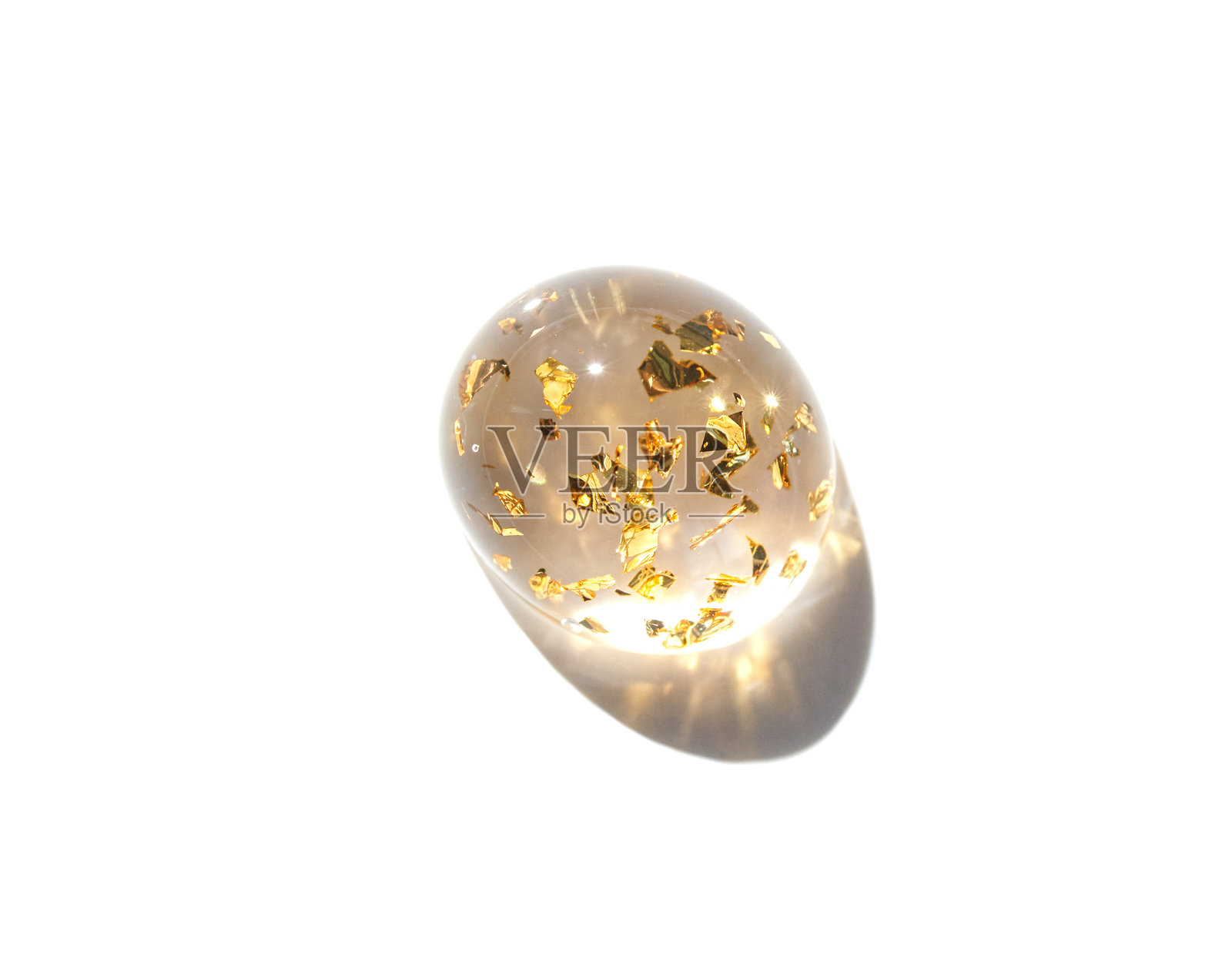 透明树脂球体上有金箔颗粒，背景为白色照片摄影图片