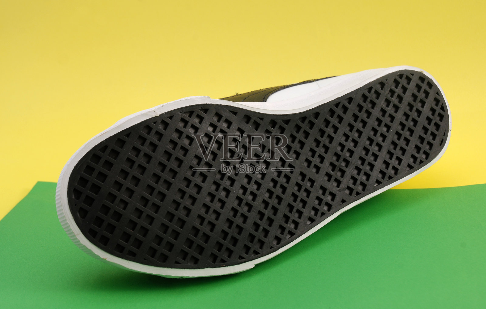 鞋子特写在彩色背景上照片摄影图片